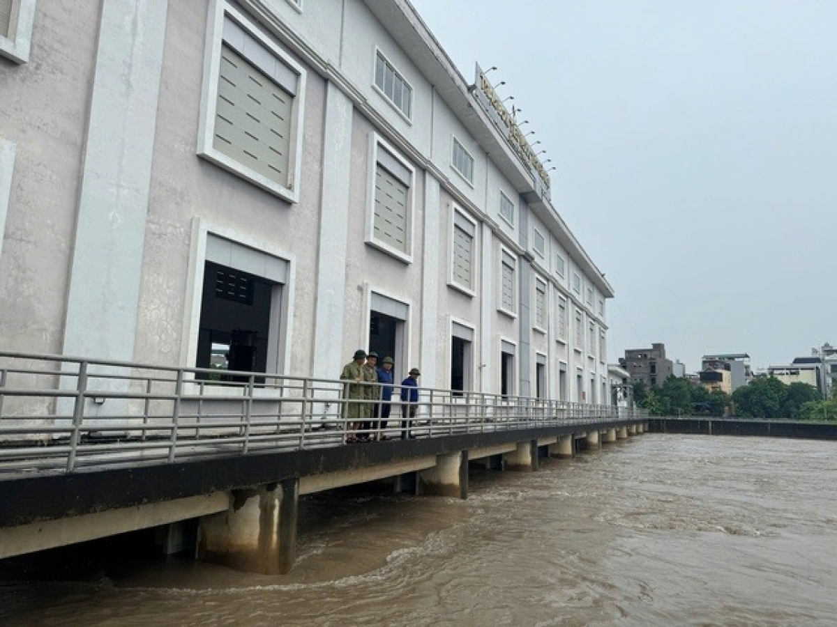 Mưa lớn đã khiến mực nước nhiều sông trên địa bàn Thành phố vượt báo động I và báo động II.