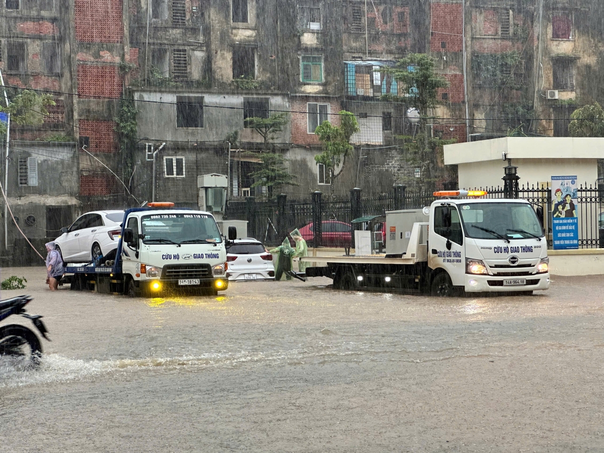 Nhiều ô tô phải gọi cứu hộ khẩn cấp.