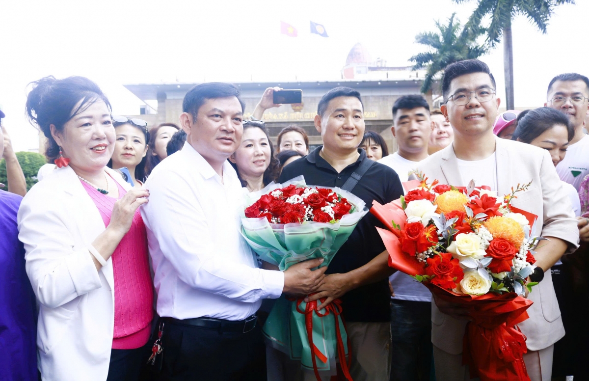 Ông Đỗ Văn Tuấn, Chủ tịch UBND phường Móng Cái 1, tỉnh Quảng Ninh đã đón tiếp trọng thị, tặng hoa và gửi lời chào mừng tới đoàn khách.