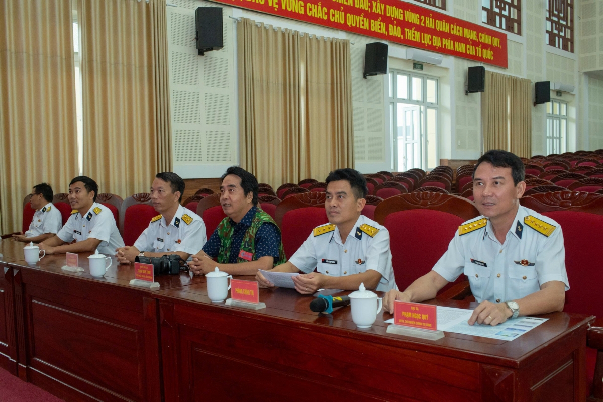 Ban giám khảo chấm thi ảnh các thí sinh