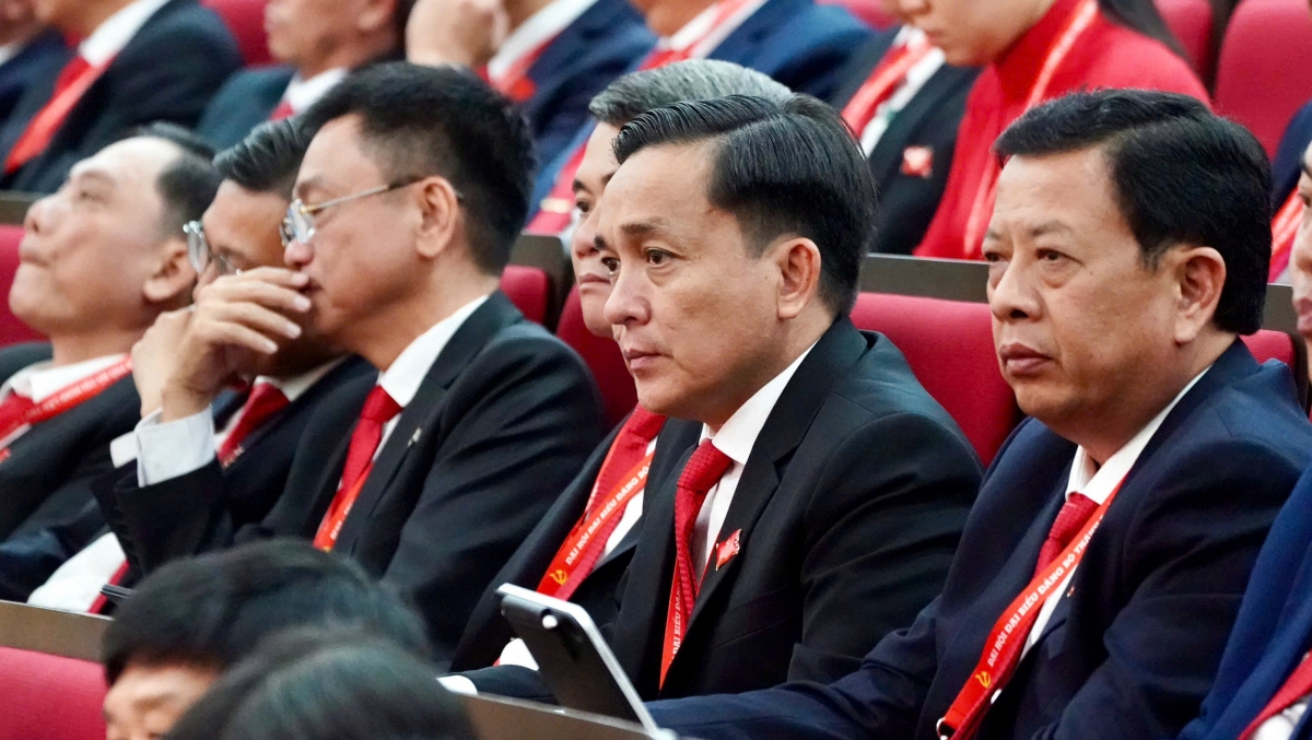 Đại biểu tham dõi phiên khai mạc