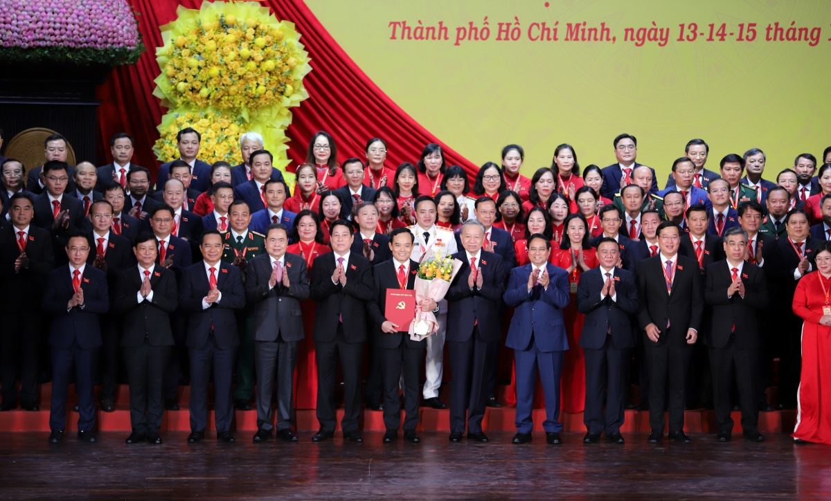 Tổng Bí thư Tô Lâm cùng Chủ tịch nước Lương Cường, Thủ tướng Phạm Minh Chính, Chủ tịch Quốc hội Trần Thanh Mẫn và các lãnh đạo chúc mừng Ban Chấp hành Đảng bộ TP.HCM nhiệm kỳ 2025 - 2030
