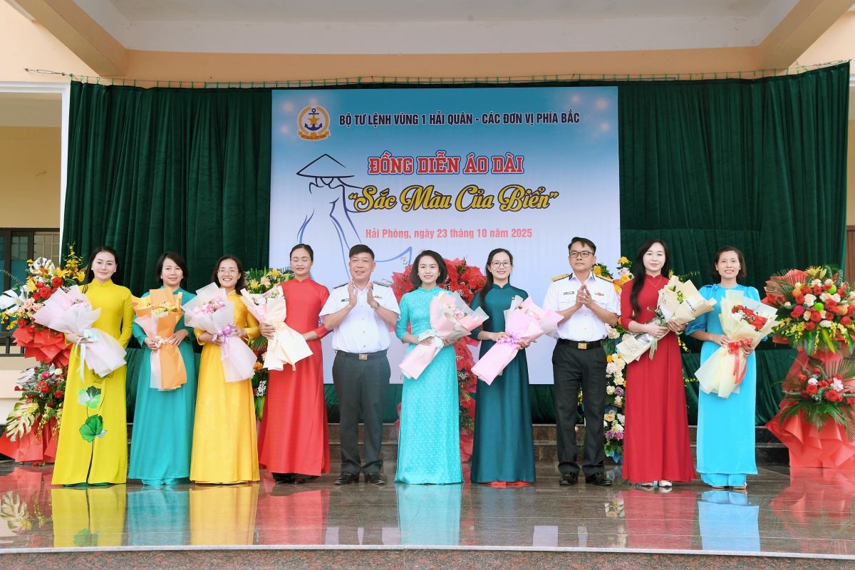 Đồng chí Chính uỷ Vùng 1 tặng hoa chúc mừng cán bộ, hội viên các cơ quan, đơn vị tham gia chương trình