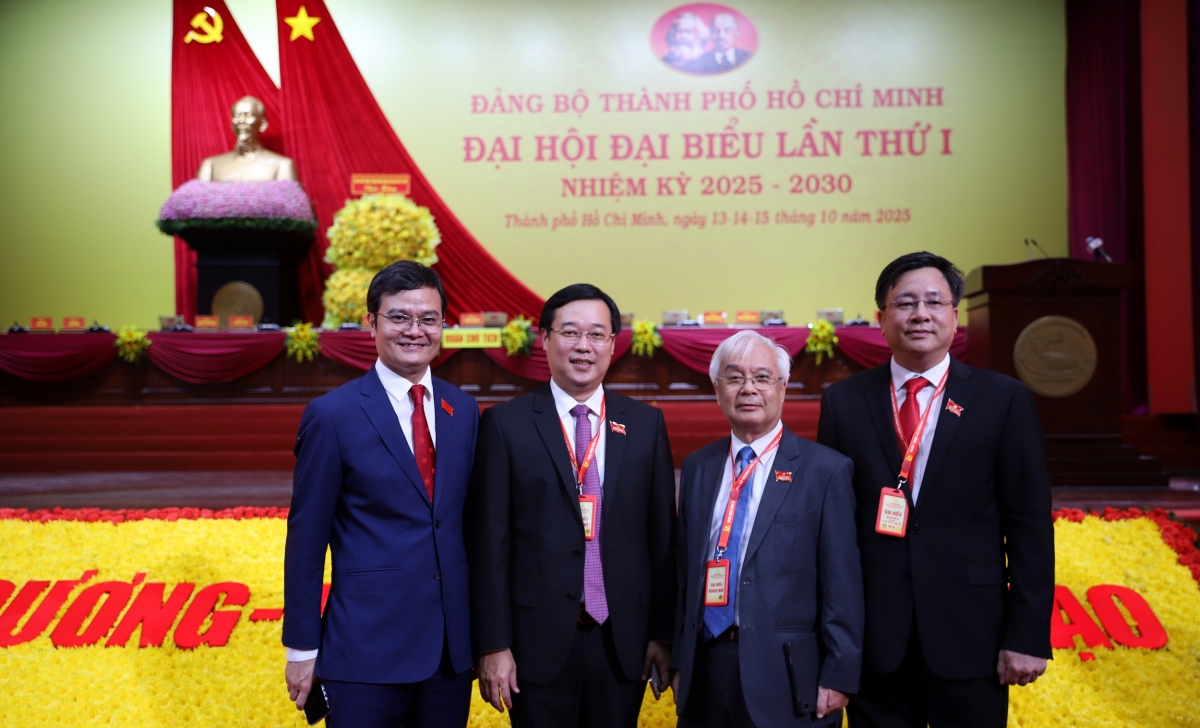 
Ông Lê Quốc Phong, tân Phó Bí thư Thường trực Thành ủy TP.HCM - thứ hai từ trái sang - chụp ảnh cùng các đại biểu