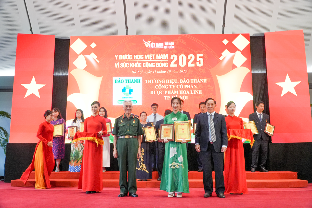 Đại diện nhãn hàng Thuốc ho bổ phế Bảo Thanh nhận Giải thưởng Lê Hữu Trác - “Vì sự nghiệp chăm sóc và bảo vệ sức khỏe nhân dân”