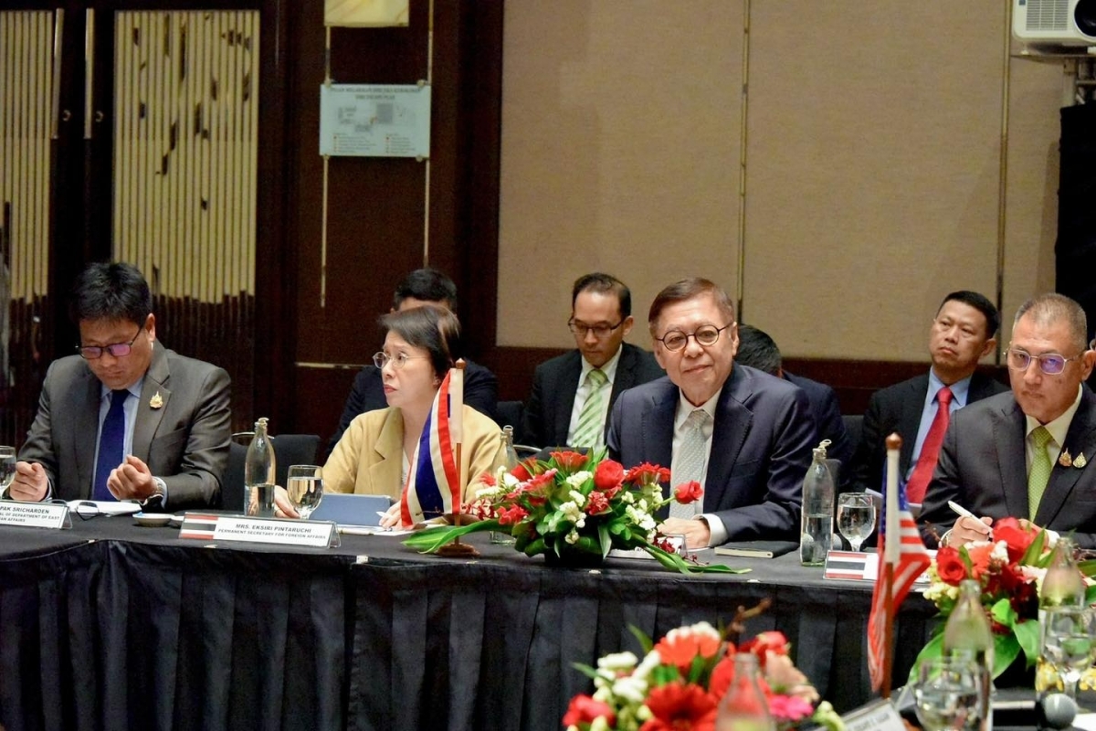 Bộ trưởng Ngoại giao Thái Lan Sihasak Phuangketkeow và đoàn đại biểu Thái Lan tại cuộc tham vấn 4 bên hôm 12/10/2025 tại Kuala Lumpur, Malaysia. Ảnh: MFA Thái Lan