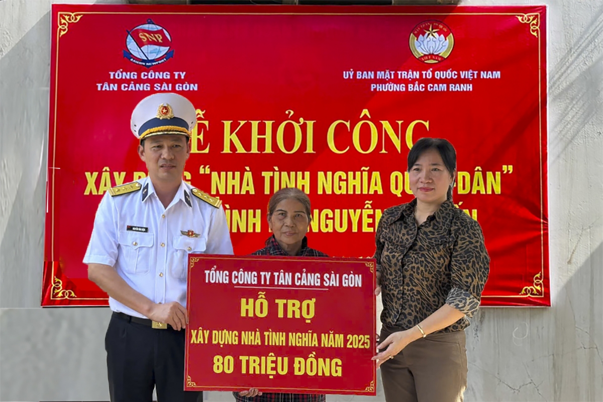 Đại diện Binh đoàn 20 trao bảng tượng trưng kinh phí hỗ trợ gia đình bà Nguyễn Thị Yến