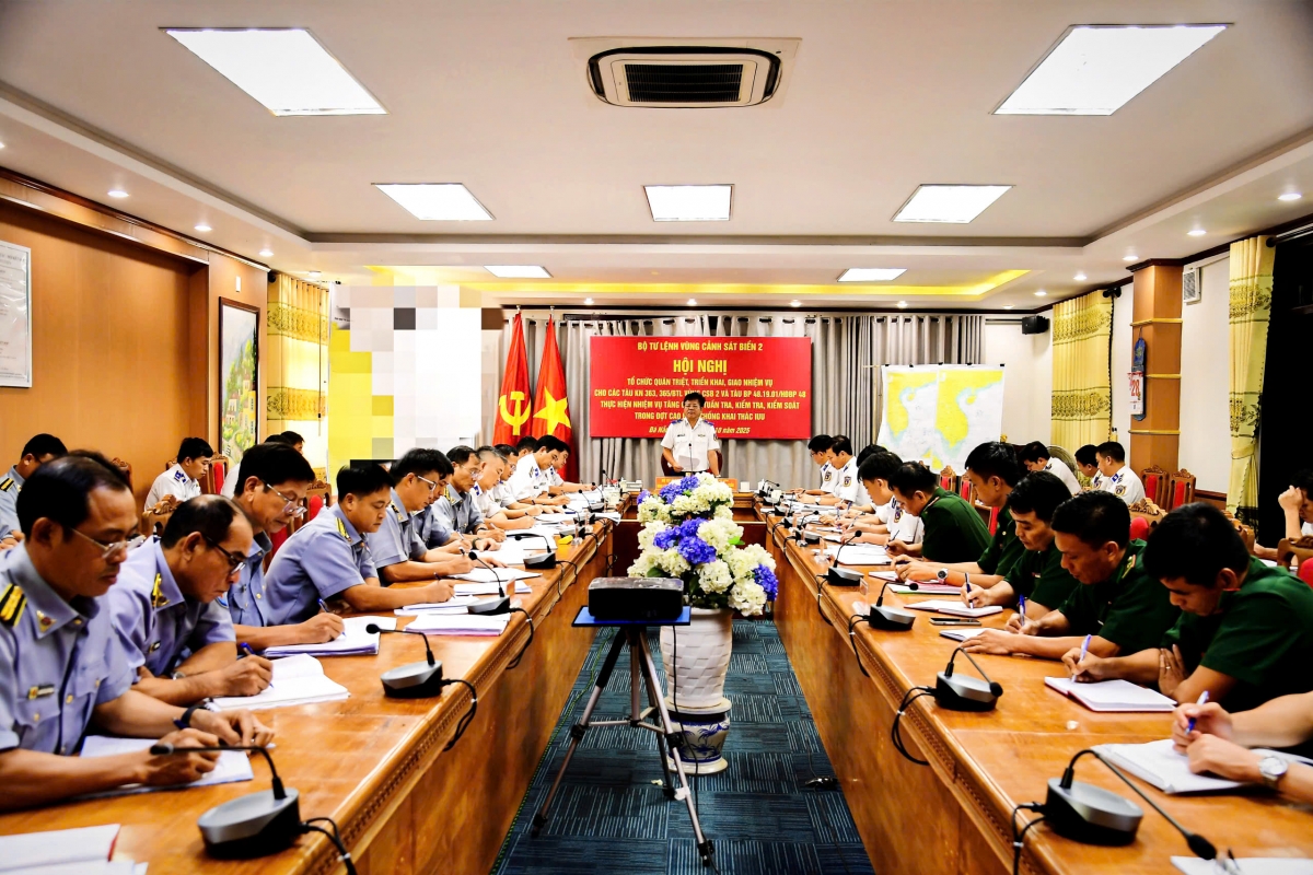 Hội nghị quán triệt, triển khai, giao nhiệm vụ cho các tàu thực hiện nhiệm vụ tăng cường tuần tra, kiểm tra, kiểm soát trong đợt cao điểm chống khai thác IUU tại Vùng Cảnh sát biển 2