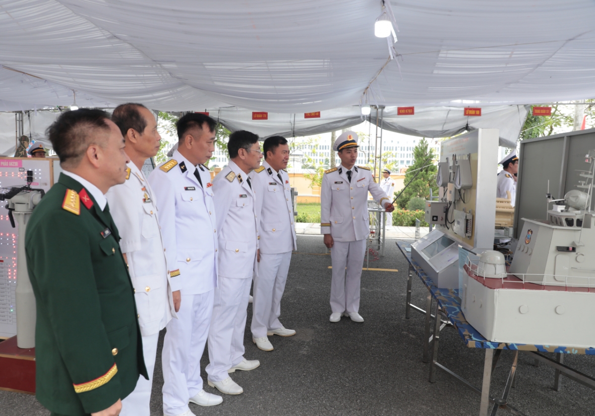 Các đại biểu tham quan gian trưng bày mô hình, sáng kiến của các đơn vị Vùng 1