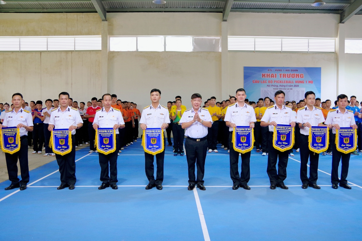 Chuẩn Đô đốc Trần Xuân Văn trao cờ lưu niệm cho các đoàn tham gia giải đấu