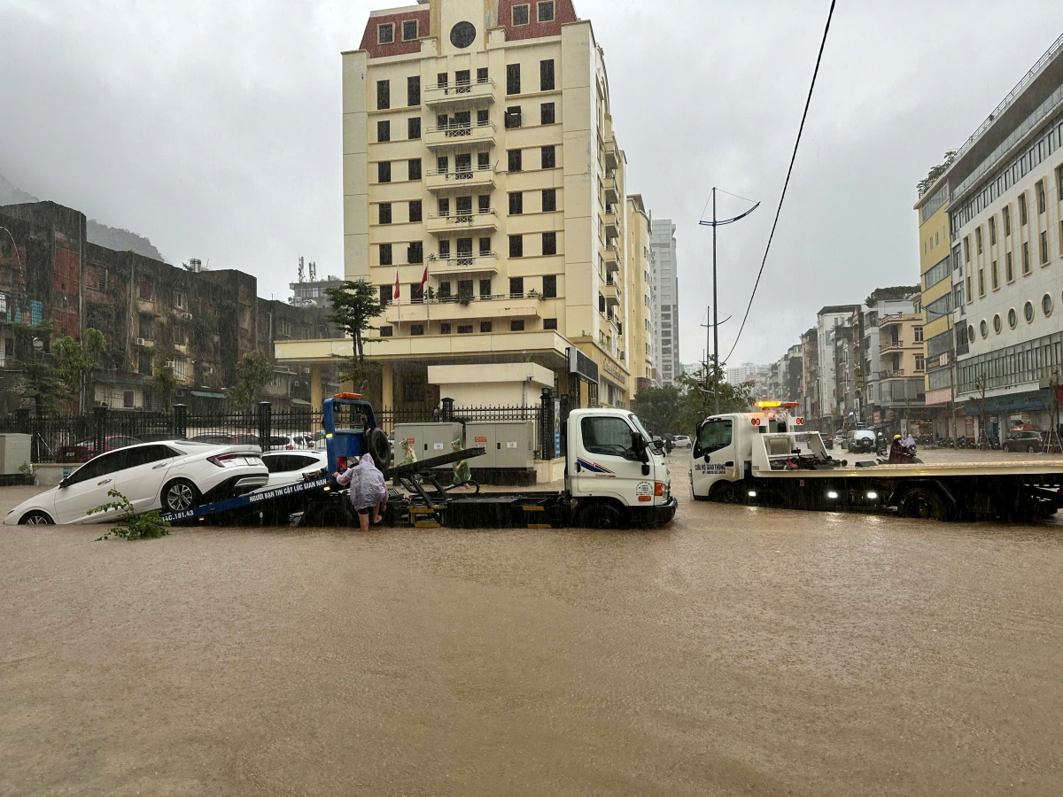 Tại một số khu vực Hòn Gai, Bãi Cháy, quốc lộ 18 đoạn qua Khu công nghiệp Cái Lân… cũng bị ngập sâu, gây khó khăn cho các phương tiện tham gia giao thông.