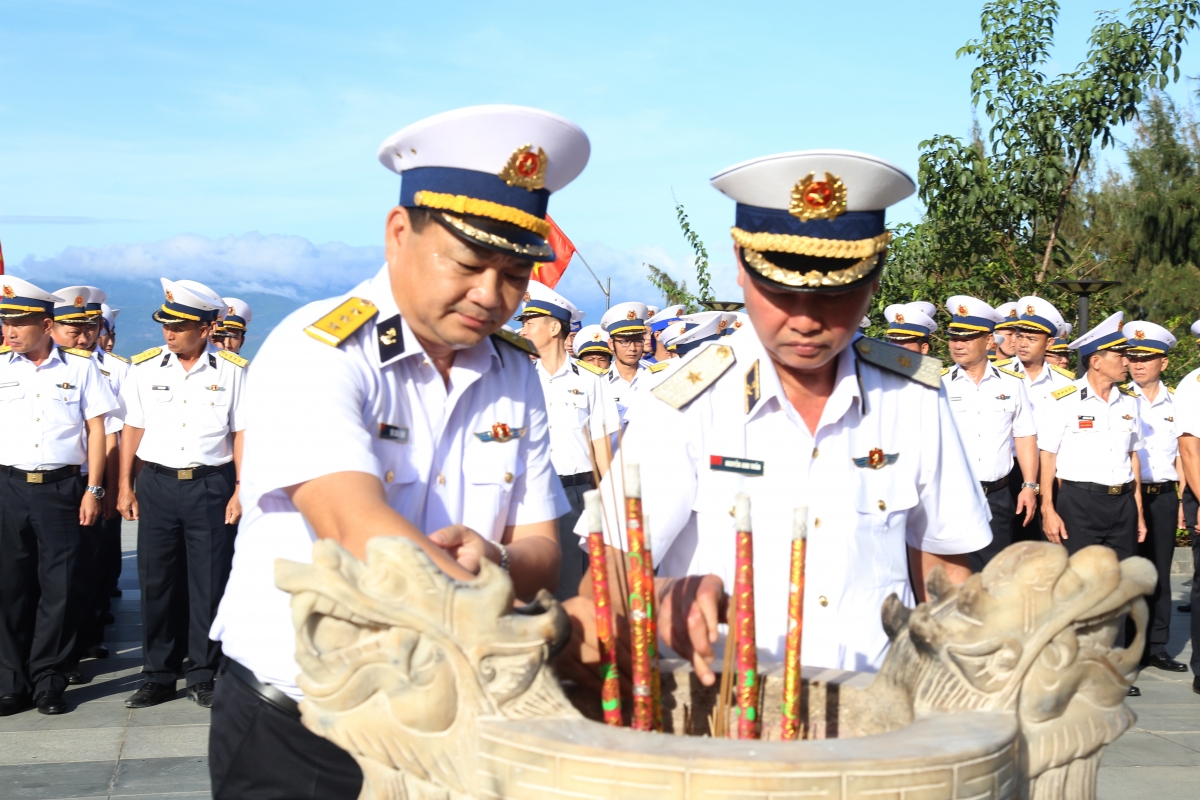 Chuẩn Đô đốc Nguyễn Anh Tuấn - Tư lệnh Vùng 4 Hải quân và Thượng tá Bùi Xuân Bình - Chính ủy Vùng 4 Hải quân đồng chủ trì, dâng hương tại Đài tưởng niệm Gạc Ma