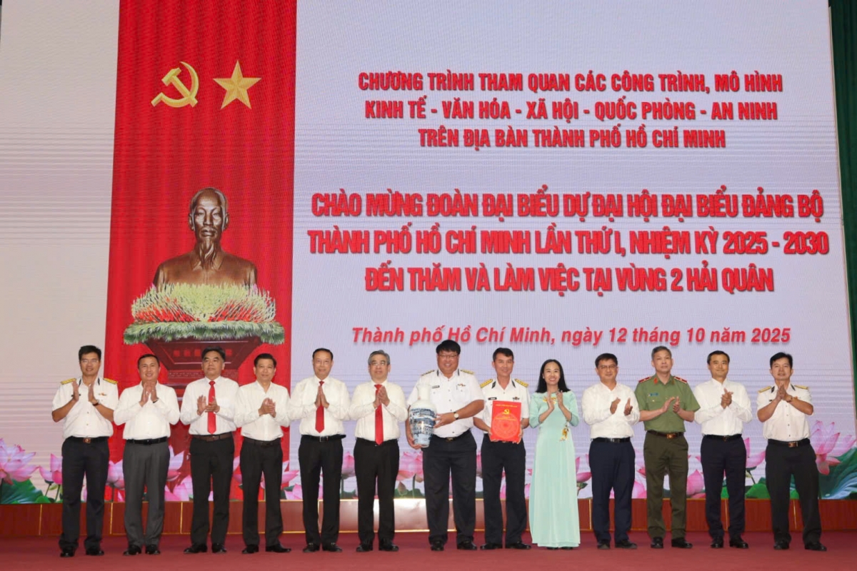 Lãnh đạo Đoàn tặng quà cho cán bộ, chiến sĩ Vùng 2 Hải quân