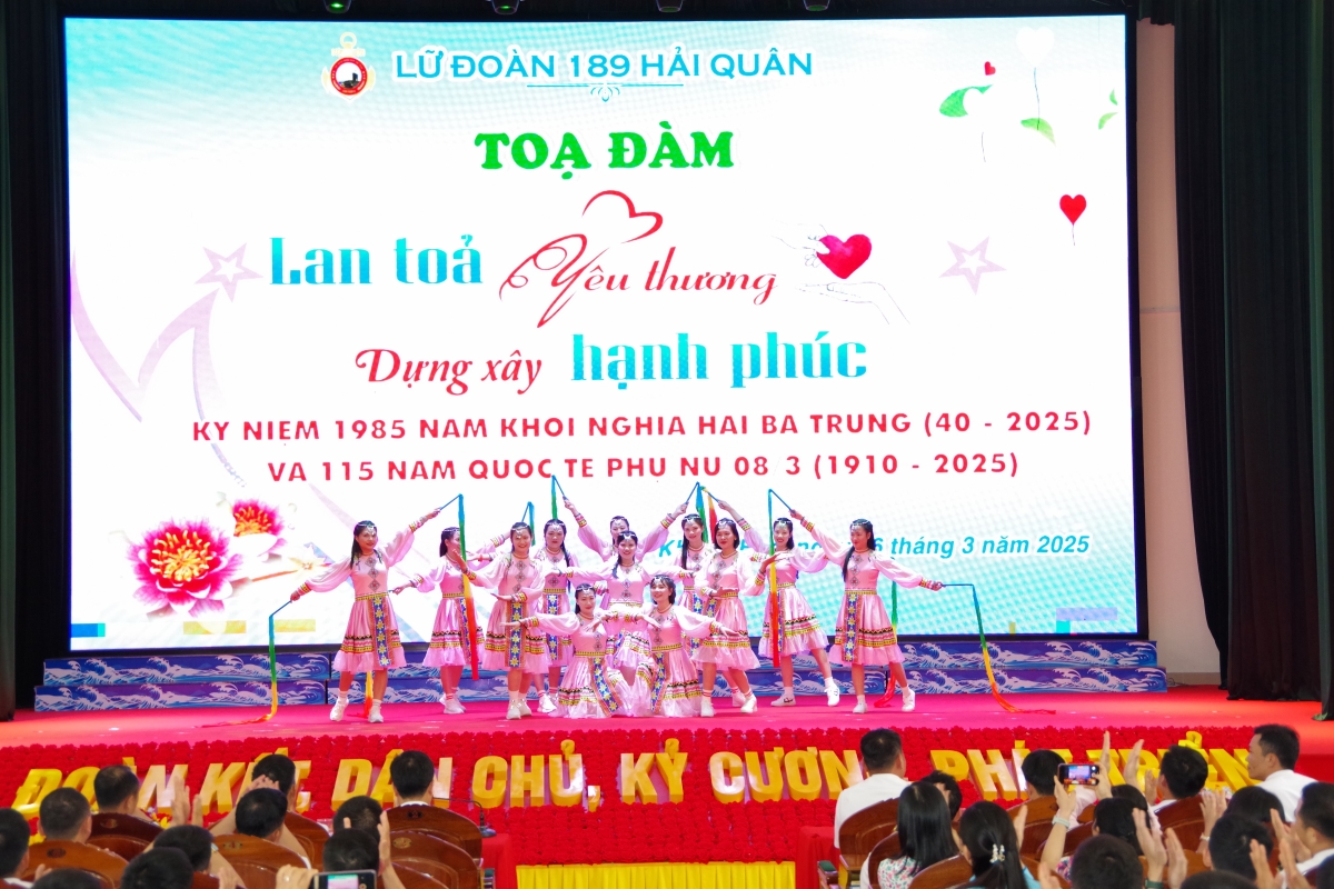 Một tiết mục văn nghệ của Hội phụ nữ Lữ đoàn 189 Hải quân