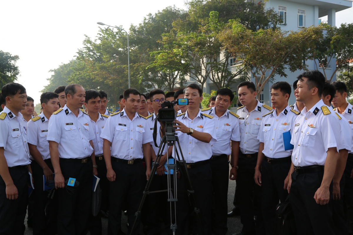 2._thuong_ta_pham_quang_tien_bao_hai_quan_huong_dan_cho_hoc_vien_thuc_hanh_quay_phim.jpg