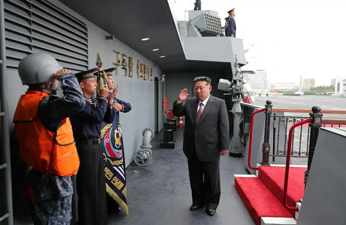 Nhà lãnh đạo Kim Jong Un tham quan khu trục hạm Choe Hyun của Hải quân Triều Tiên ngày 5/10. Ảnh: CCTV News