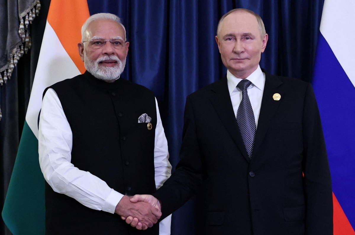 Tổng thống Nga Putin và Thủ tướng Ấn Độ Modi gặp nhau tại hội nghị thượng đỉnh SCO ở Thiên Tân, Trung Quốc, ngày 1/9/2025 (ảnh: Reuters)