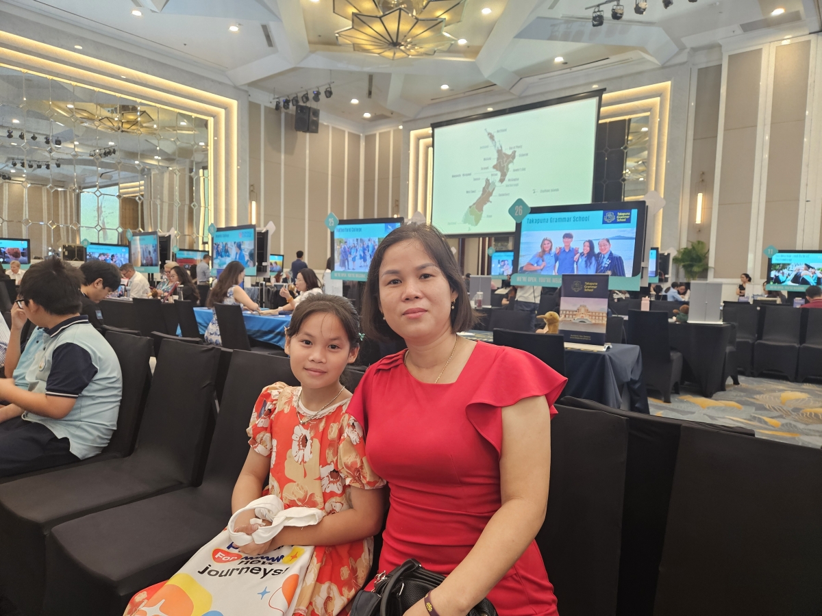 Chị Triệu Thị Duyên (tỉnh Hưng Yên) và con gái Hoàng Yến Vy đến tham dự Triển lãm Giáo dục New Zealand tại Hà Nội