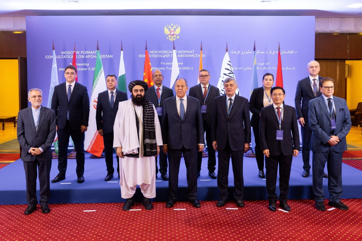 Ngoại trưởng Nga Sergei Lavrov, Ngoại trưởng Afghanistan Amir Khan Muttaqi và đại diện của 10 nước tham dự Hội nghị Tham vấn về Afghanistan theo Định dạng Moscow lần thứ 7 ngày 7/10 (Reuters)