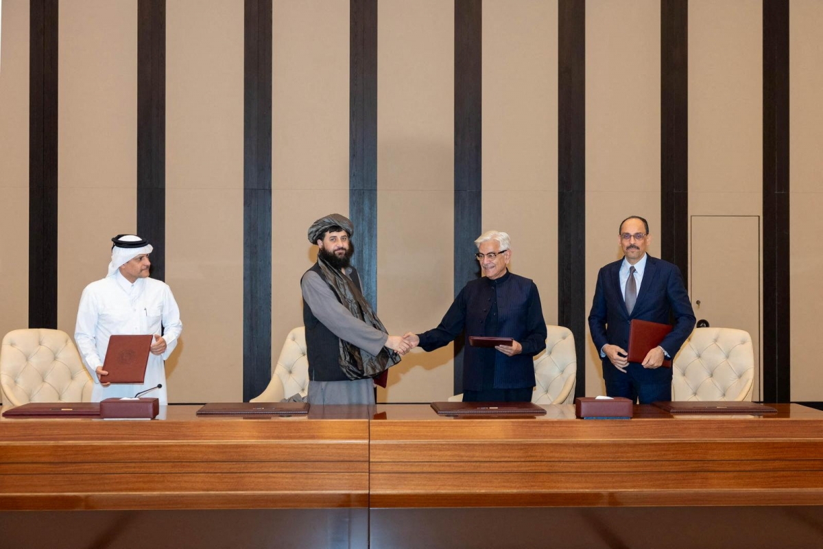 Bộ trưởng Quốc phòng Pakistan Khawaja Muhammad Asif và người đồng cấp của chính quyền Taliban tại Afghanistan Mullah Mohammad Yaqoob Mujahid tham dự cuộc đàm phán hòa bình đầu tiên ở Doha, Qatar hôm 19/10 (Reuters)