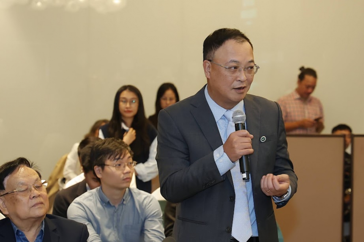Ông Bùi Hoàng Hải, Phó Chủ tịch Ủy ban Chứng khoán Nhà nước trao đổi tại sự kiện.
