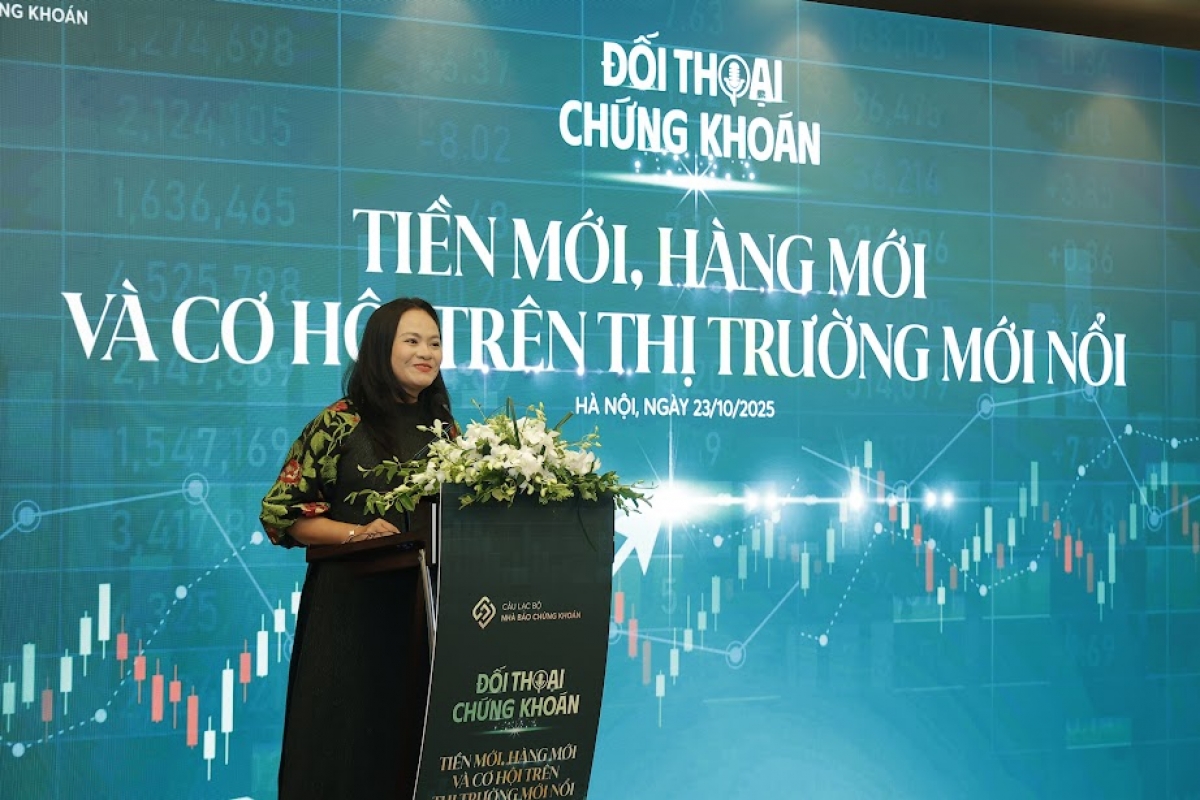 Nhà báo Nguyễn Lan Hương,Chủ tịch Câu lạc bộ Nhà báo chứng khoán Việt Nam phát biểu khai mạc sự kiện.