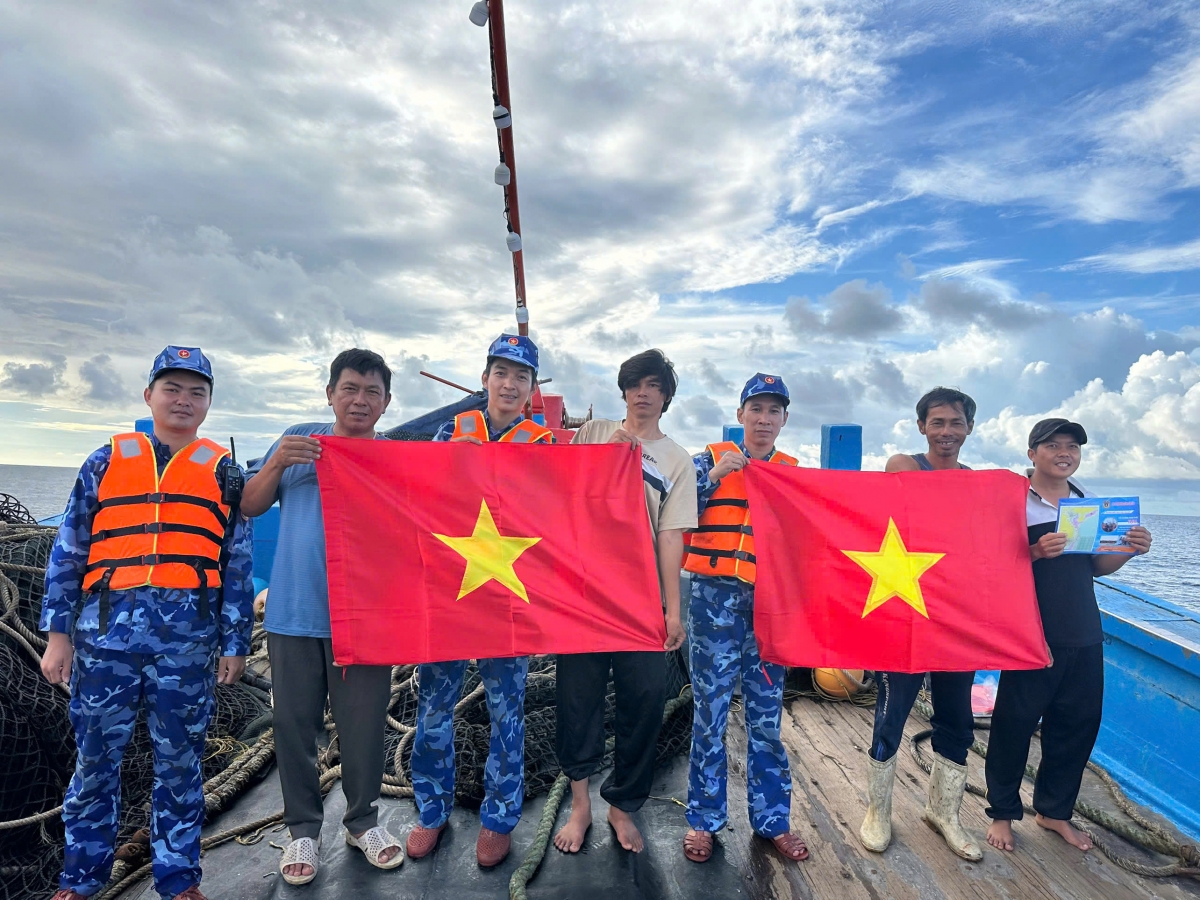 Tuổi trẻ Hải đội 111 tích cực tuyền truyền pháp luật cho bà con ngư dân