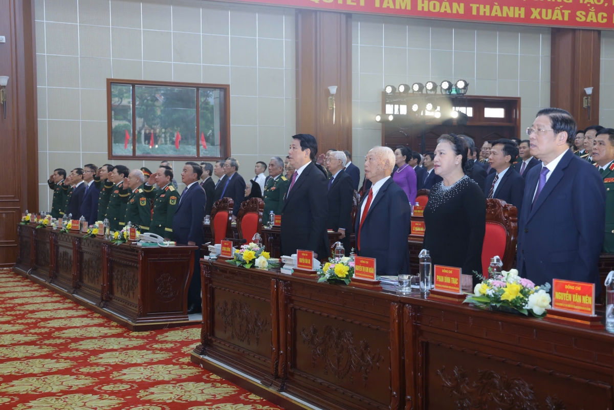 Các đại biểu dự lễ kỷ niệm thực hiện nghi thức chào cờ