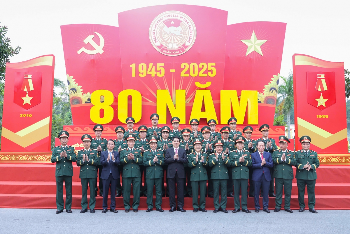 Chủ tịch nước Lương Cường chụp ảnh chung cùng các đại biểu dự lễ kỷ niệm