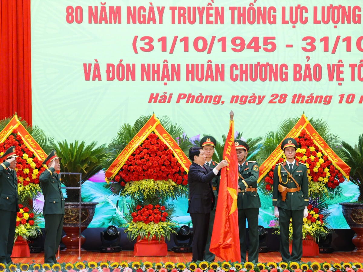Chủ tịch nước Lương Cường gắn Huân chương lên cờ truyền thống của LLVT Quân khu 3