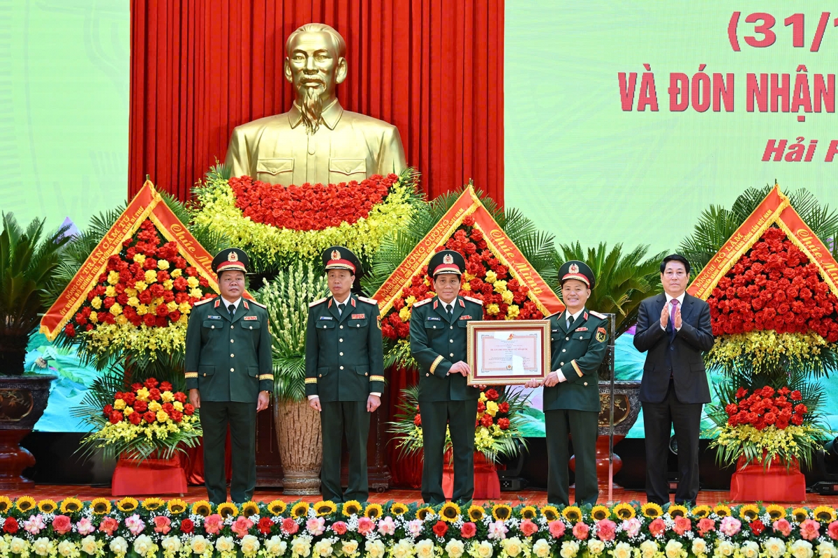 Chủ tịch nước Lương Cường trao Huân chương Bảo vệ Tổ quốc hạng Nhất cho LLVT Quân khu 3