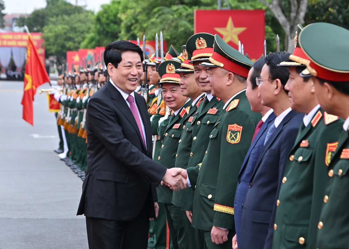 Lãnh đạo Bộ Quốc phòng và Quân khu 3 đón Chủ tịch nước