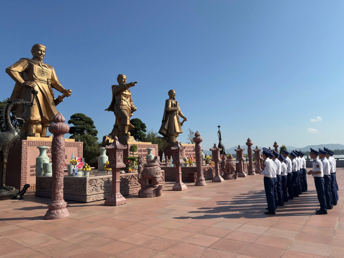 Đoàn viên thanh niên dâng hương tưởng niệm các anh hùng dân tộc
