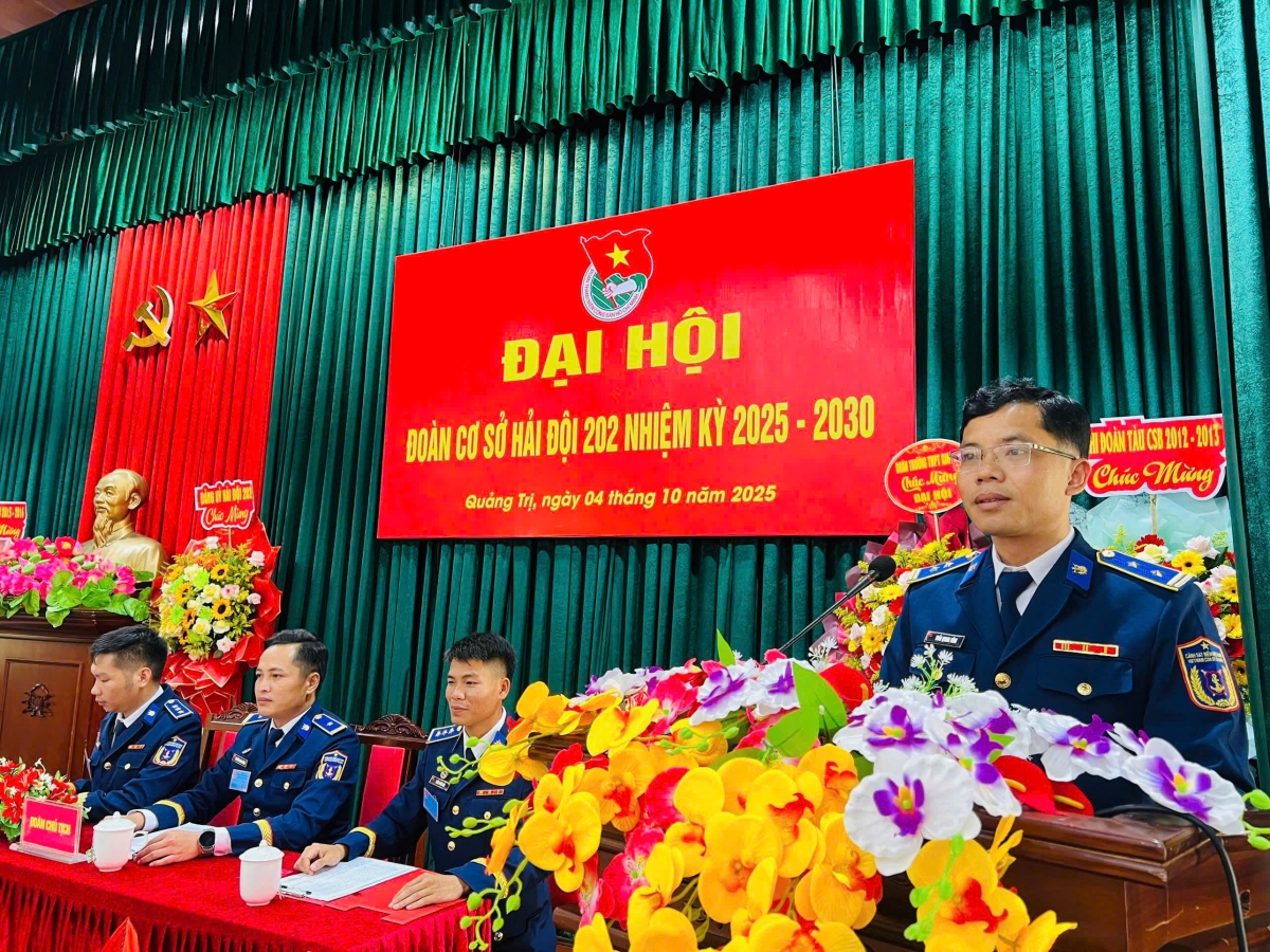 Đồng chí Trung tá Trần Quang Vững, BTĐU - CTV Hải đội phát biểu chỉ đạo Đại hội.
