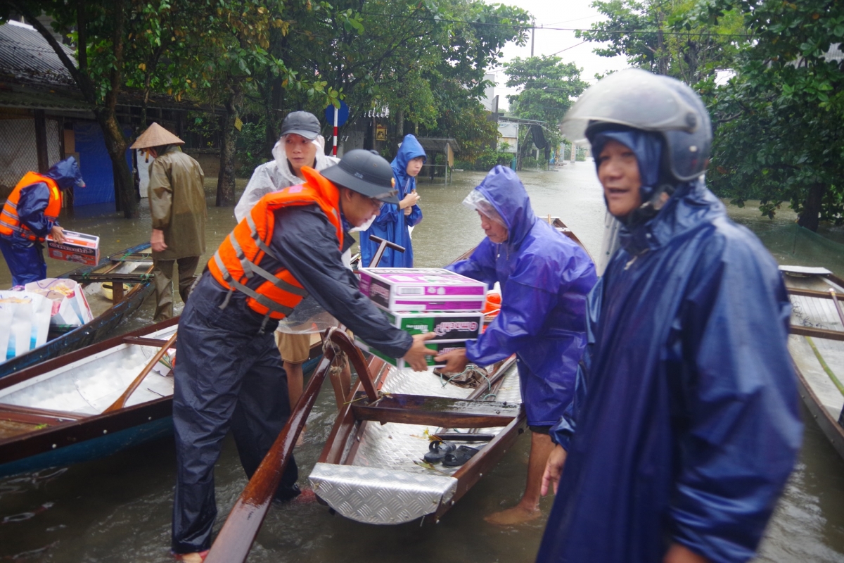 Cán bộ, chiến sỹ Vùng Cảnh sát biển 2 và đại diện Ban Tuyên giáo và Ban Dân vận Thành ủy Huế trao nhu yếu phẩm thiết yếu hỗ trợ nhân dân vùng lũ lụt xã Đan Điền, TP Huế
