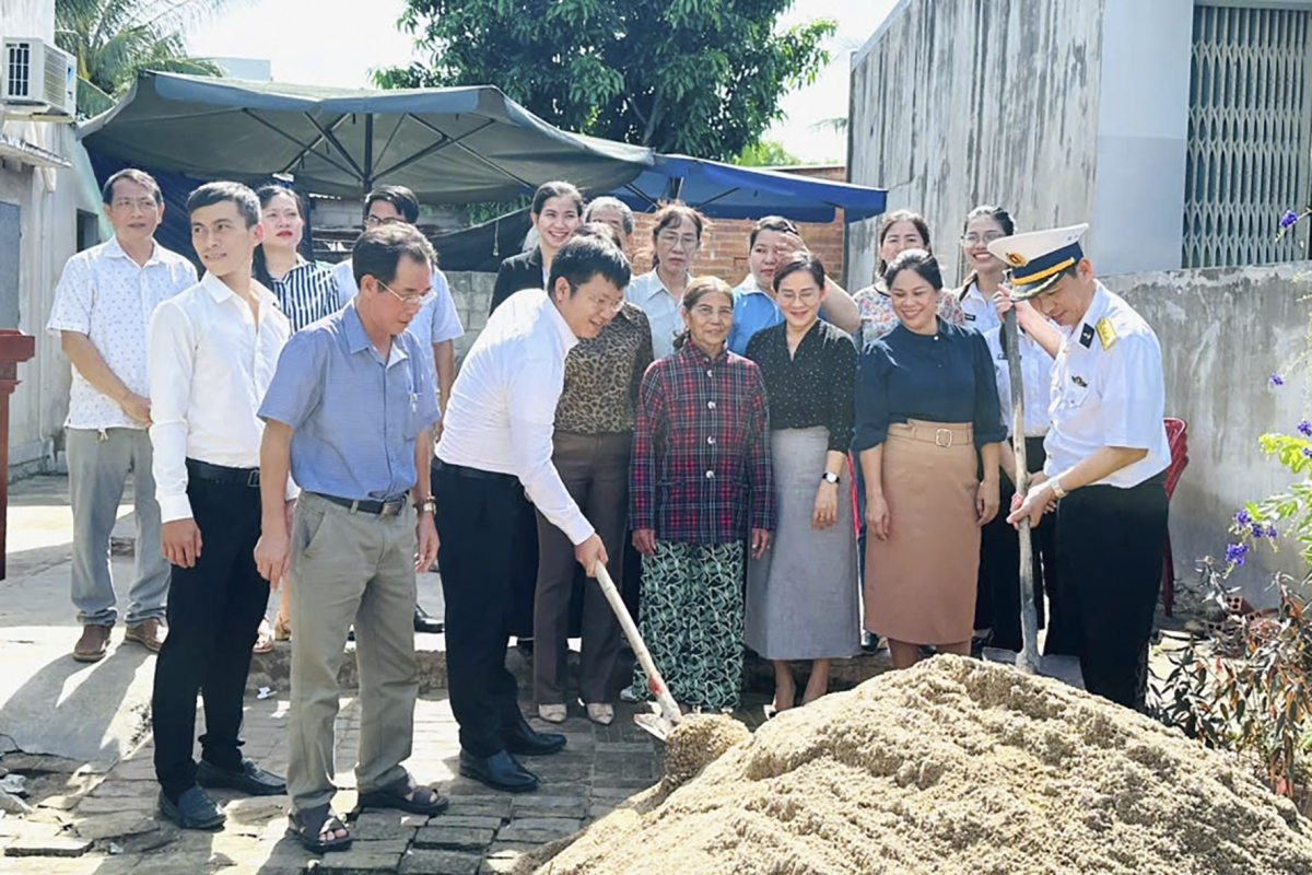 Các đại biểu thực hiện nghi thức khởi công xây nhà tình nghĩa quân - dân