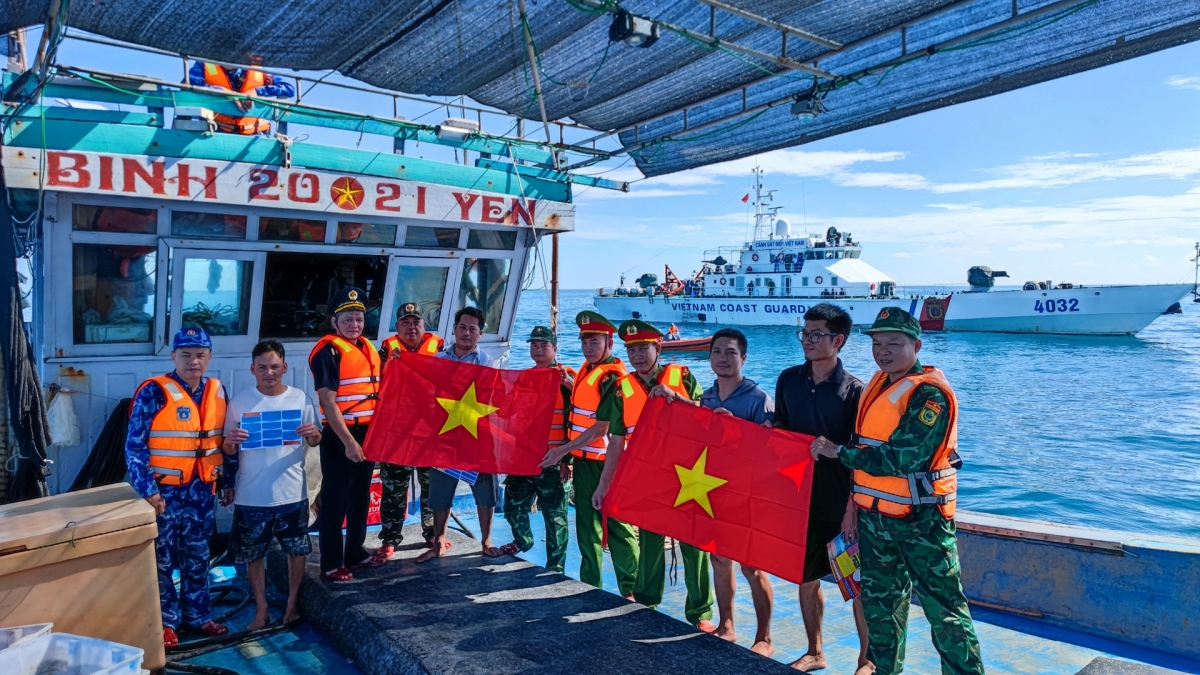 Bộ Tư lệnh Vùng Cảnh sát biển 2 phối hợp với các lực lượng chức năng tuyên truyền IUU cho ngư dân trên biển