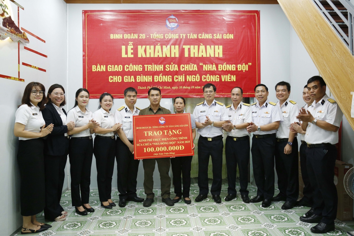 Thủ tưởng Binh đoàn 20 trao bảng kinh phí hỗ trợ gia đình đồng chí Ngô Công Viên