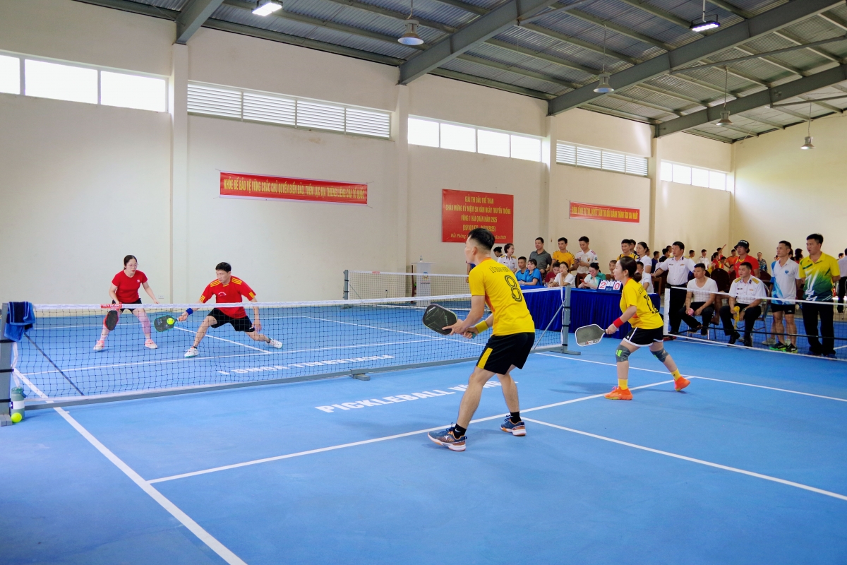 Các đôi nam nữ tranh tài ở nội dung thi đấu Pickleball
