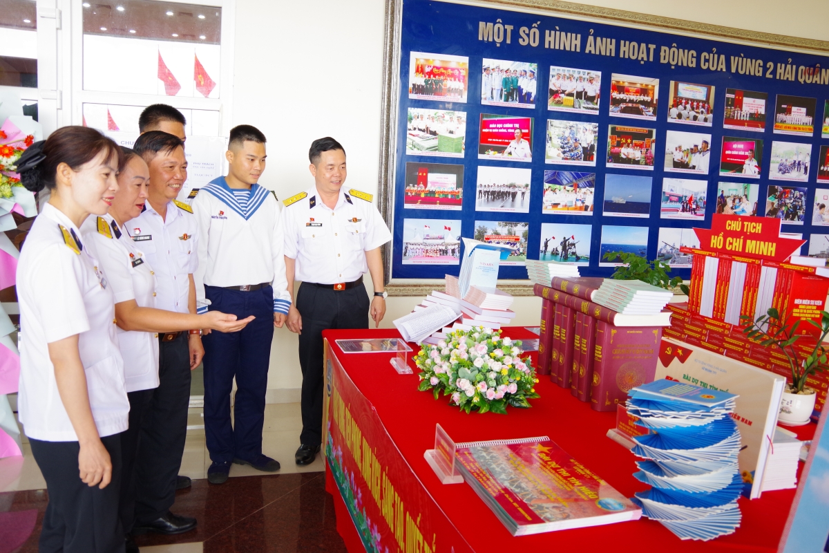 Các đại biểu tham quan mô hình sách tại Hội nghị