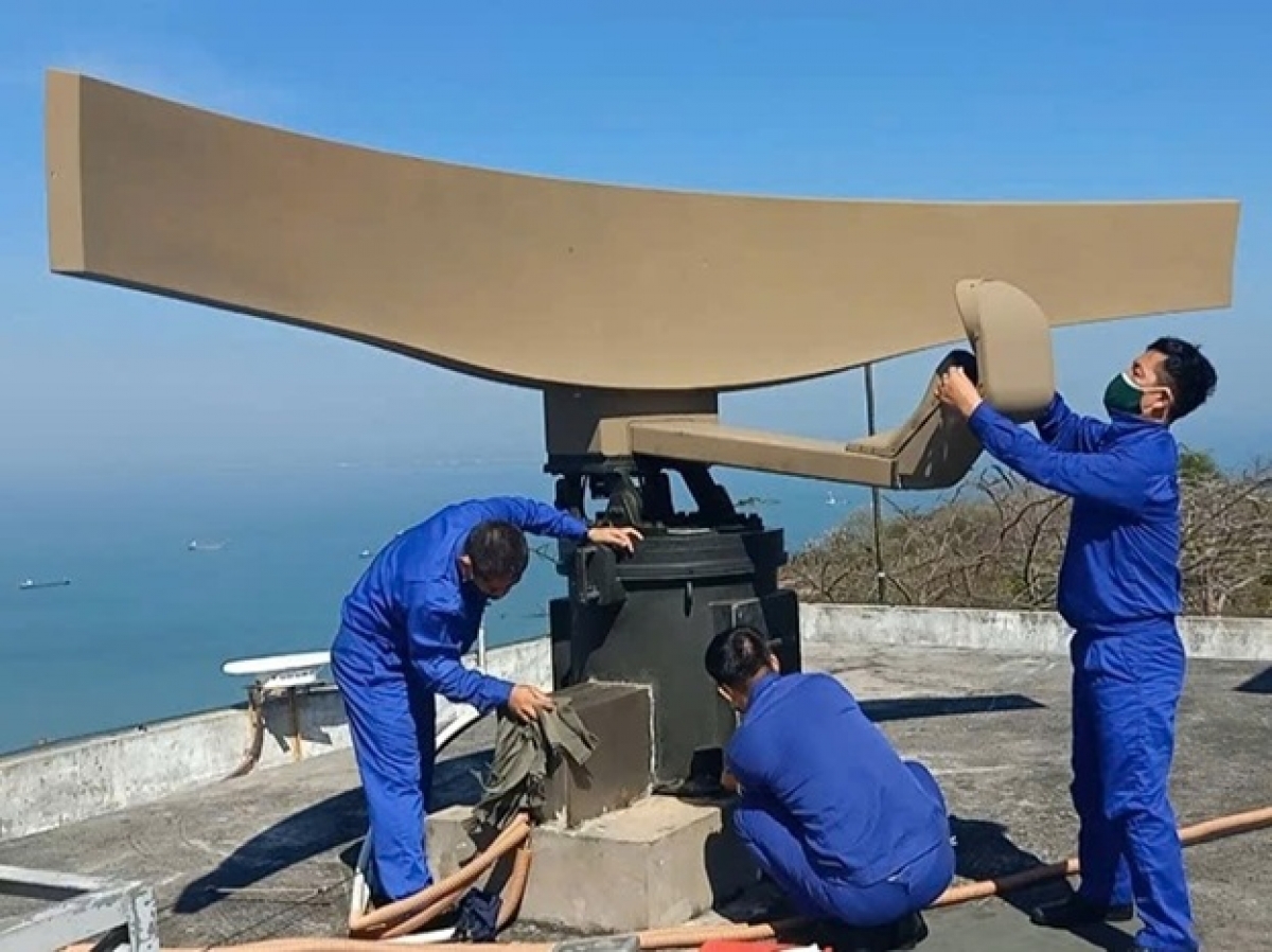 Cán bộ, nhân viên Trung đoàn 251 tích cực bảo quản, bão dưỡng ra đa trong ngày kỹ thuật