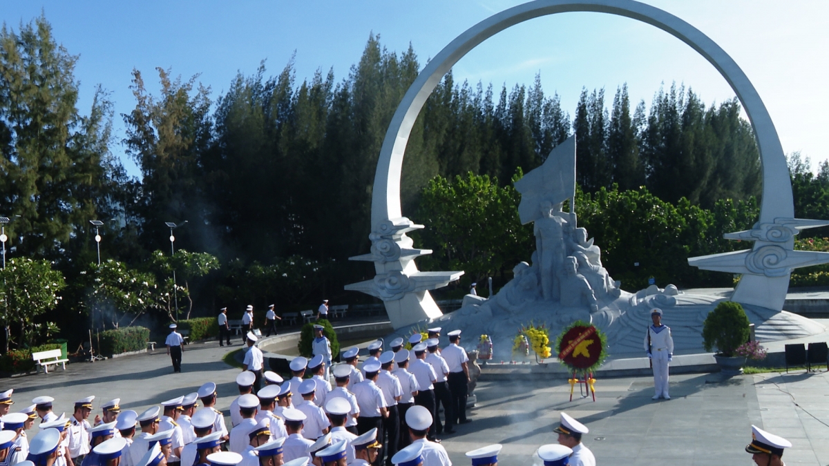 Quang cảnh buổi lễ dâng hương tại Đài tưởng niệm Gạc Ma