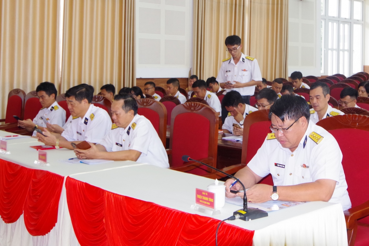 Đại tá Triệu Thanh Tùng, Phó Tư lệnh Vùng và các thí sinh tham gia thi trên thiết bị thông minh