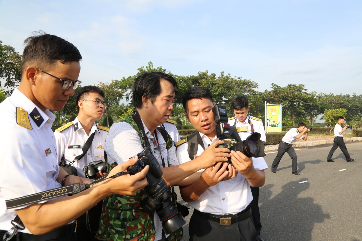 3._nhiep_anh_gia_tran_duy_tinh_huong_dan_cho_cac_hoc_vien_ky_nang_thuc_hanh_chup_anh.jpg