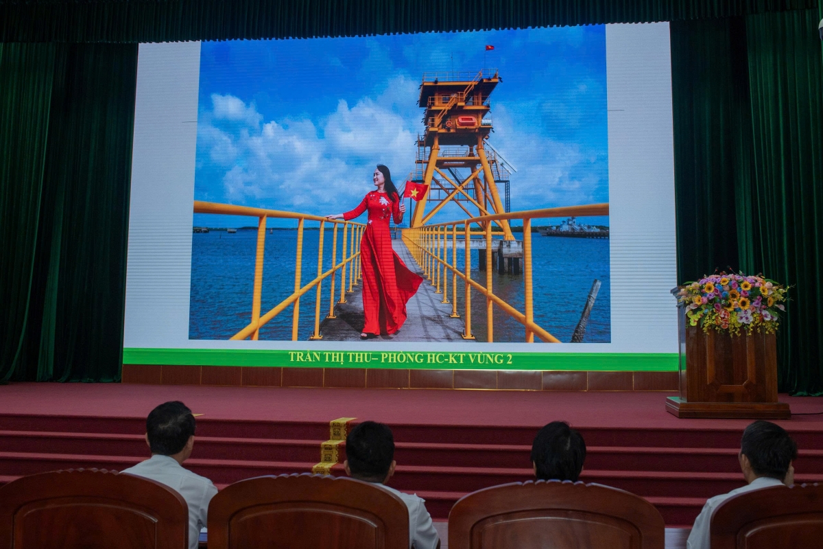 Thông qua hình ảnh áo dài truyền thống, phụ nữ Vùng 2 và các đơn vị đã lan tỏa nét đẹp văn hóa Việt