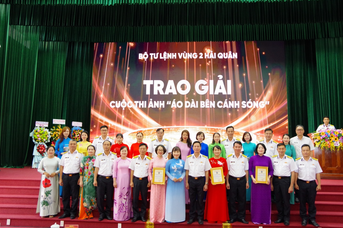 Thủ trưởng các đơn vị chụp ảnh với các thí sinh đạt giải cao trong cuộc thi ảnh