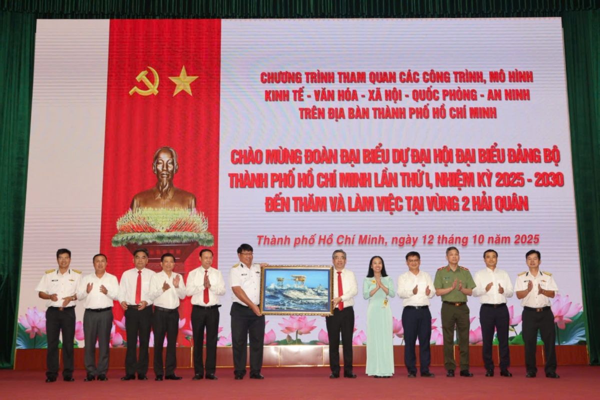 Thủ trưởng Vùng 2 Hải quân tặng quà cho Đoàn công tác
