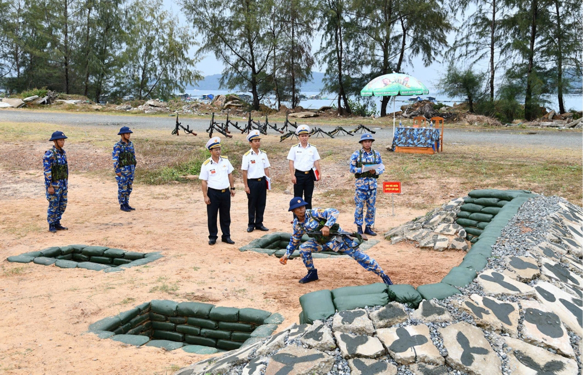 Kiểm tra công tác huấn luyện sẵn sàng chiến đấu