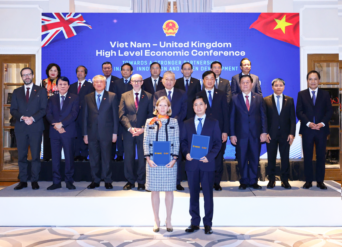 Tổng Bí thư Tô Lâm, Đặc phái viên Thương mại của Chính phủ Anh Matt Western chứng kiến ông Ngô Chí Dũng, Chủ tịch HĐQT kiêm Tổng Giám đốc Công ty Vắc xin Việt Nam VNVC và bà Kaja Natland, Phó Chủ tịch cấp cao GSK vùng châu Á - Thái Bình Dương, khu vực quốc tế trao văn kiện hợp tác.