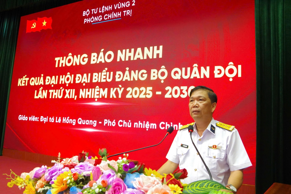 Đại tá Lê Hồng Quang - Phó Chủ nhiệm Chính trị Vùng truyền đạt nội dung